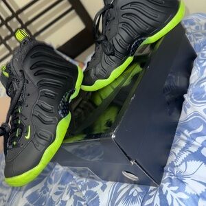 Nike Kids Black and Neon Green Sneakers